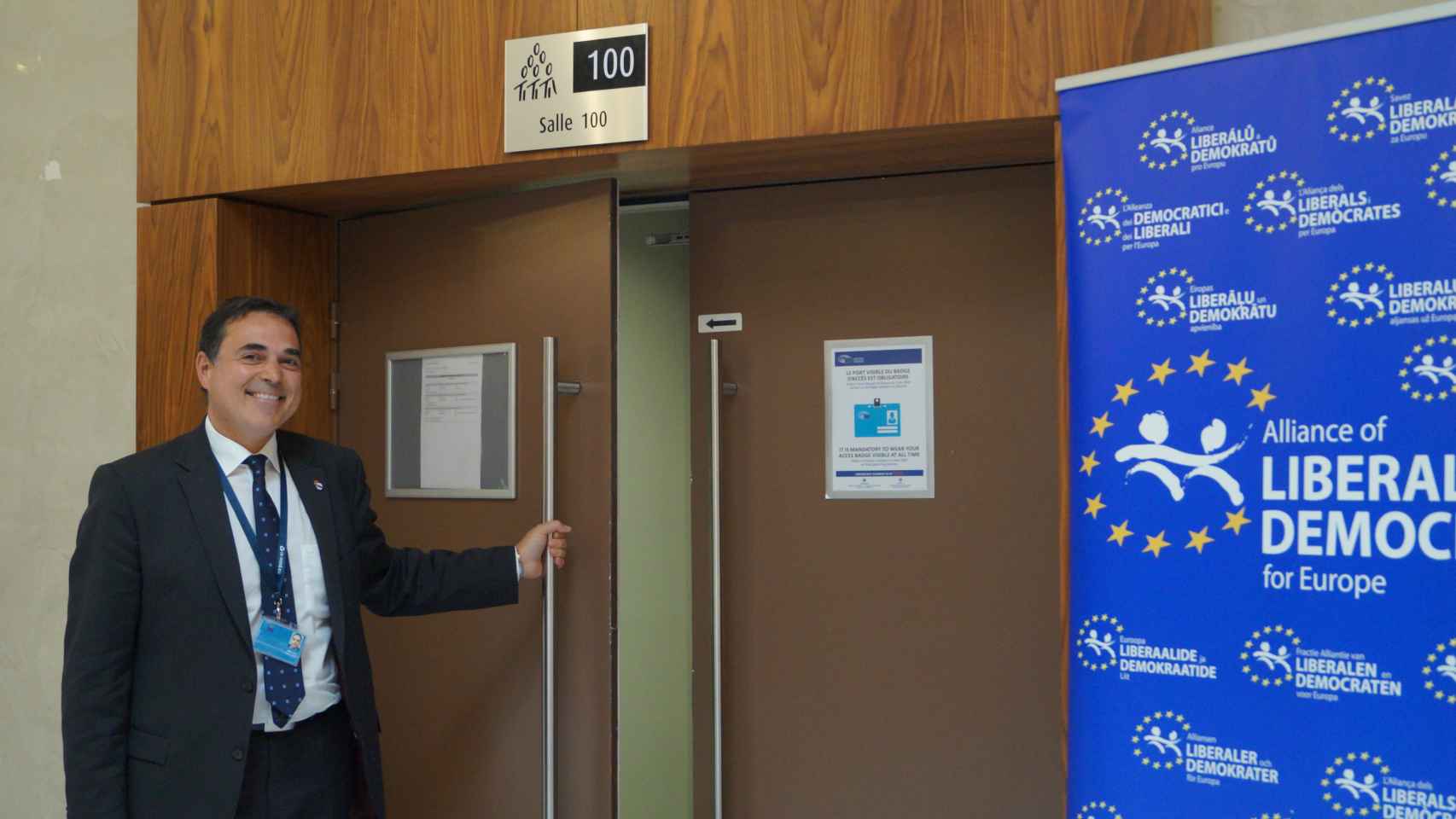 Juan Carlos abre la puerta a su sala en Estrasburgo.
