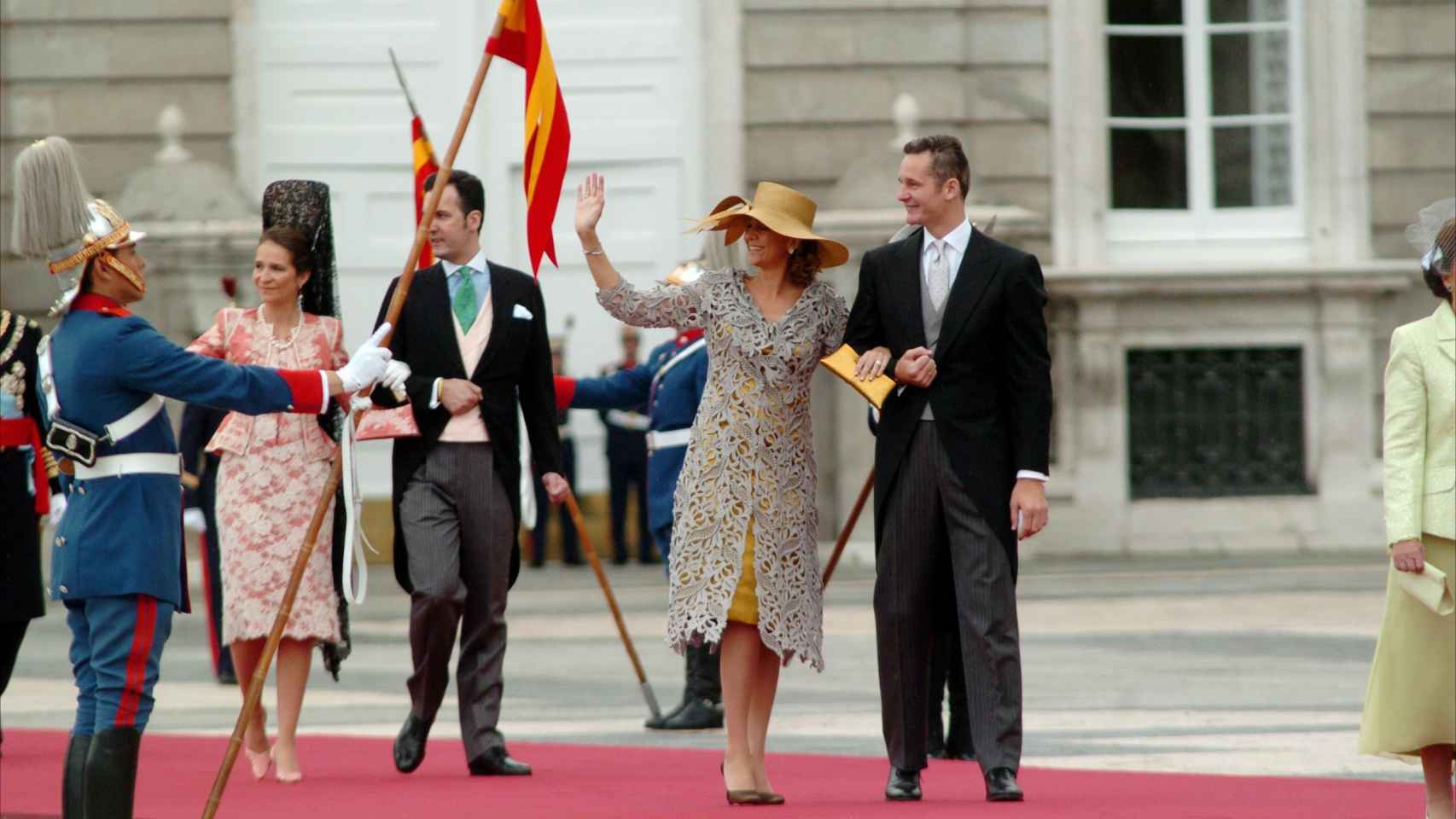 La infanta Cristina e Iñaki Urdangarin seguidos de la infanta Elena y Jaime de Marichalar en la boda de don Felipe y doña Letizia.