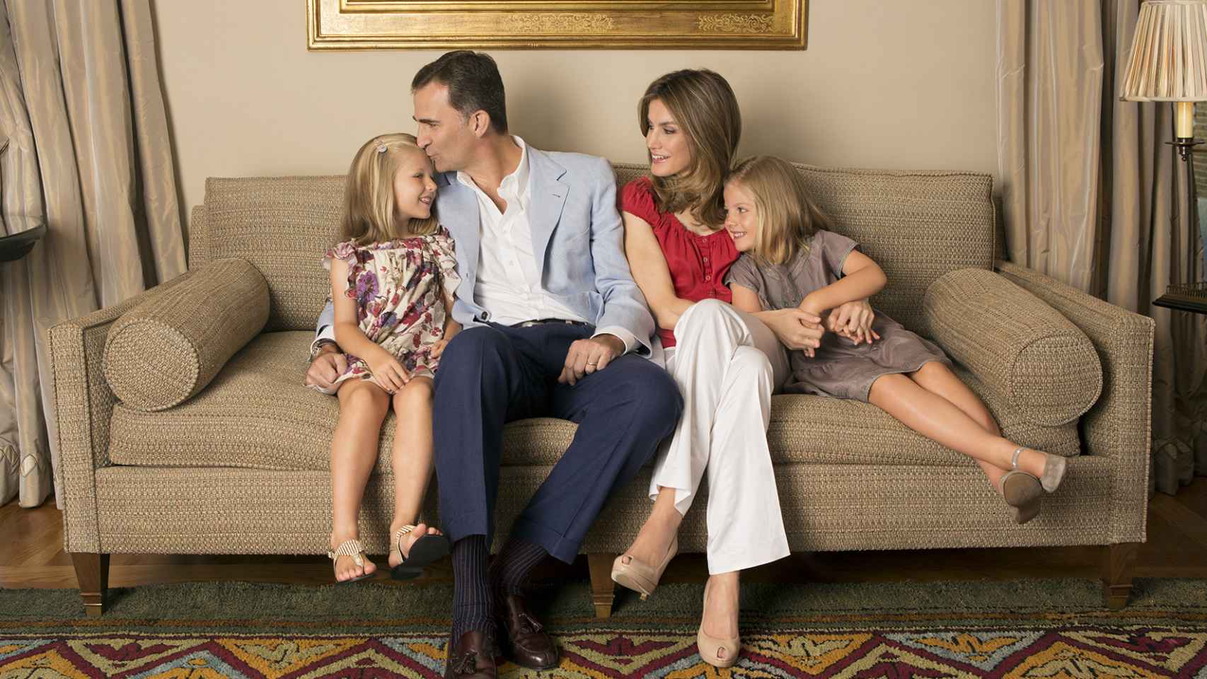 Posado de don Felipe y doña Letizia junto a sus hijas con motivo del 40 cumpleaños de doña Letizia.