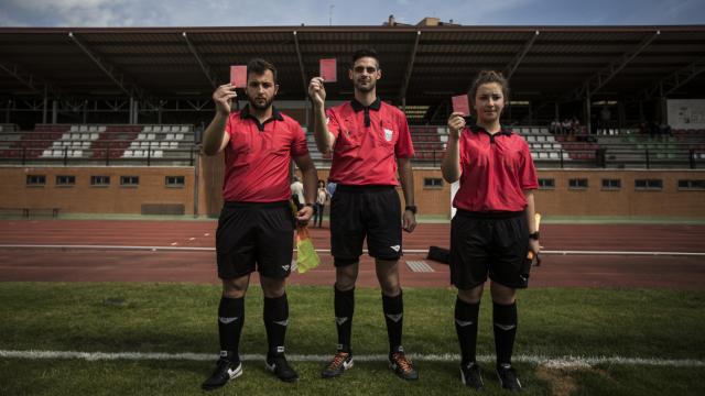 Jesús Tomillero arbitra junto a dos hermanos linieres un partido contra la homofobia