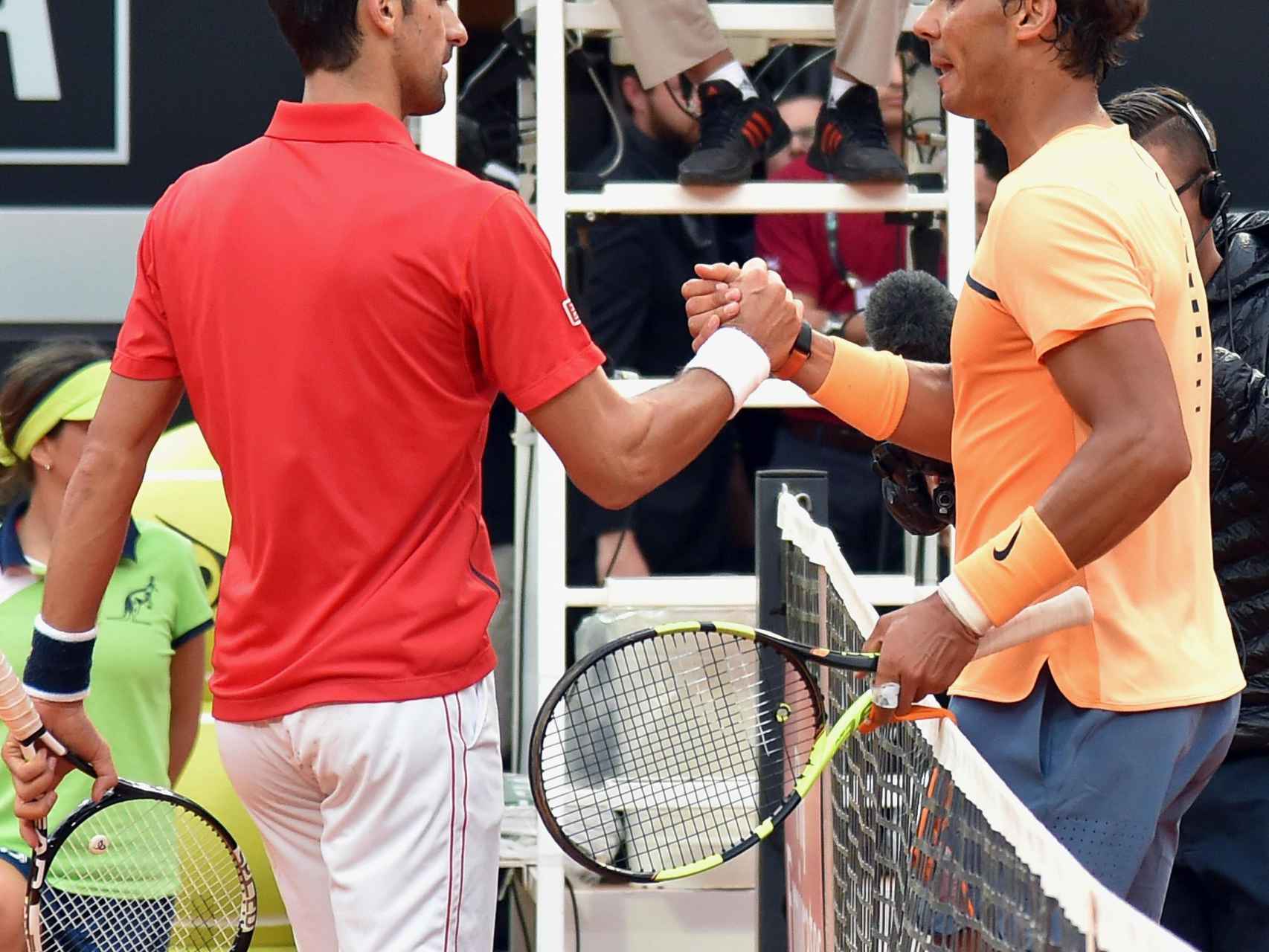 Novak Djokovic y Rafa Nadal se saludan tras su último partido en Roma.