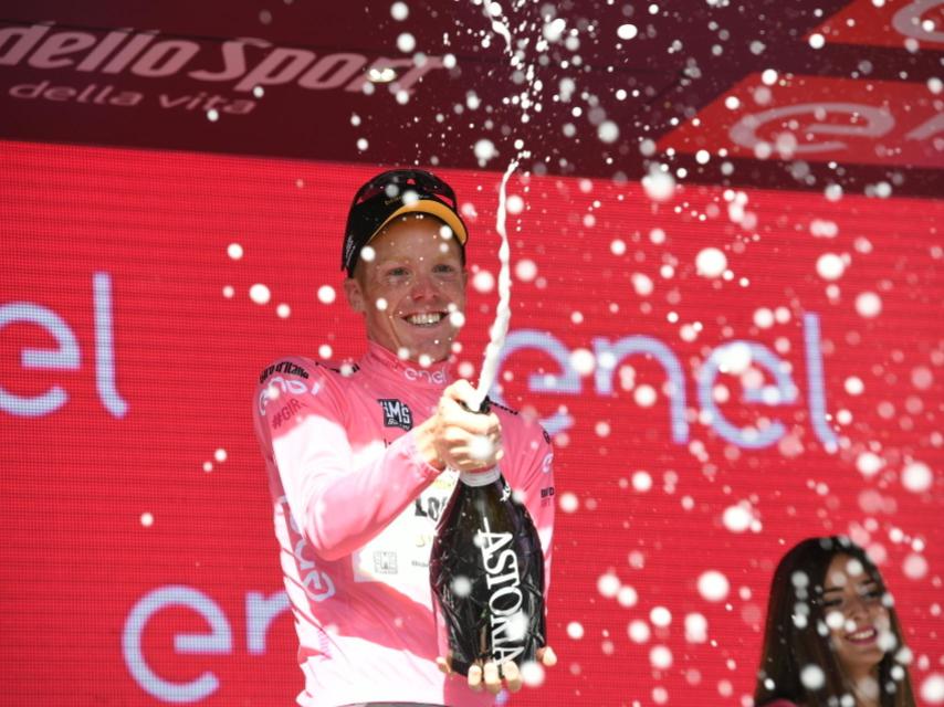 Steven Kruijswijk celebra su maglia rosa.