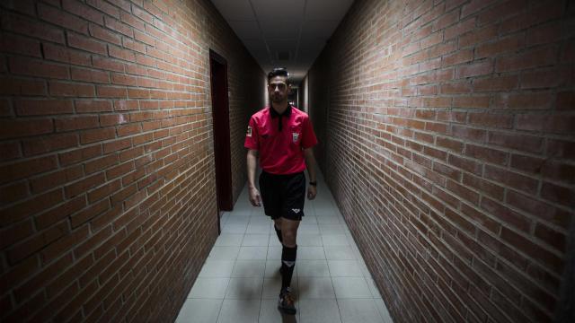 Tomillero momentos antes de saltar al terreno de juego para arbitrar el partido entre cadetes