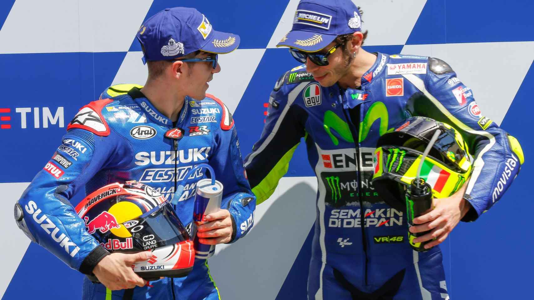 Rossi y Maverick dialogan tras conseguir la primera y la segunda posición, respectivamente, en Mugello.