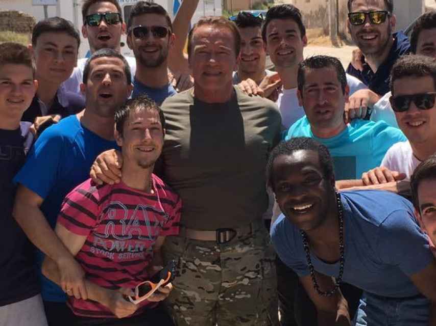 Arnold Schwarzenegger se fotografía con unas personas en su visita a Belchite.