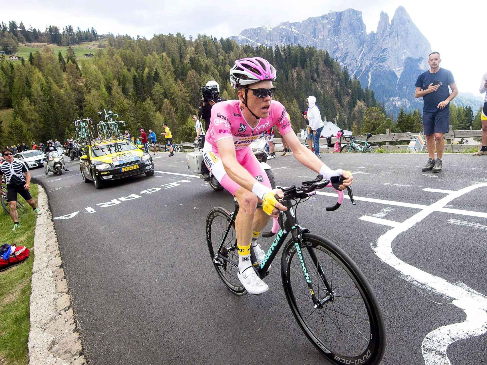 Kruijswijk con la maglia rosa de líder del Giro de Italia.