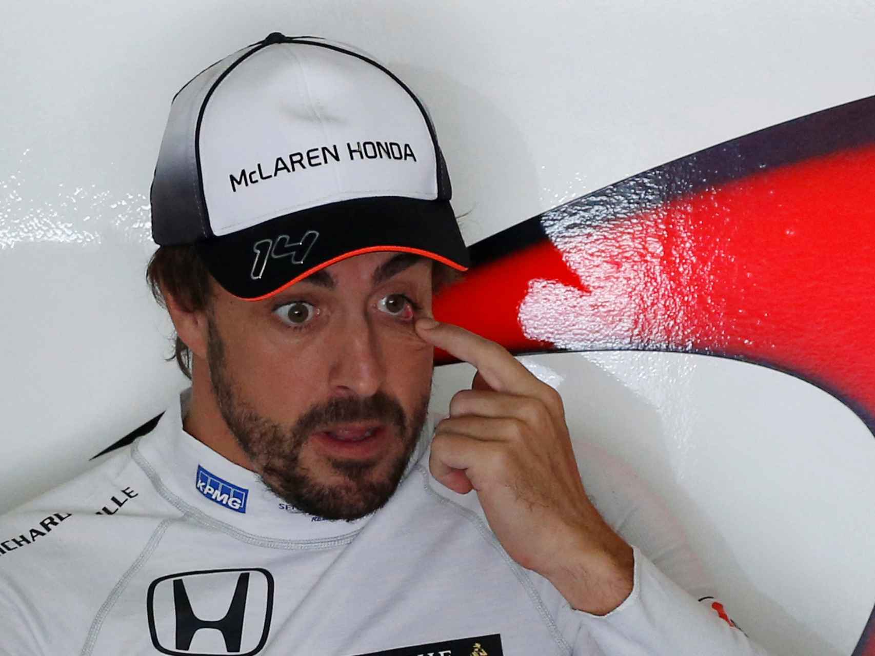 Alonso durante una sesión de entrenamientos en Montmeló.