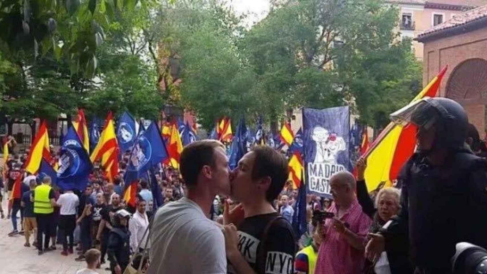 Los dos homosexuales se besan ante los centenares de manifestantes de utltraderecha