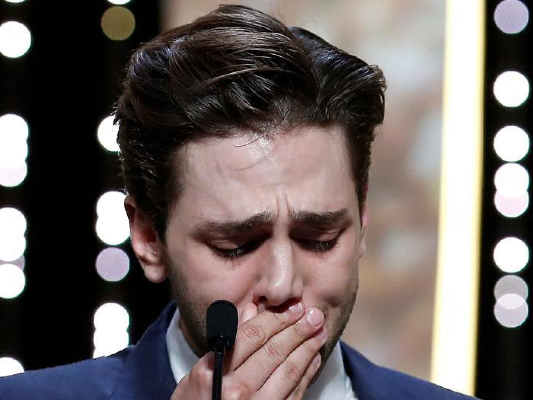 Xavier Dolan llora al recoger su premio en Cannes.