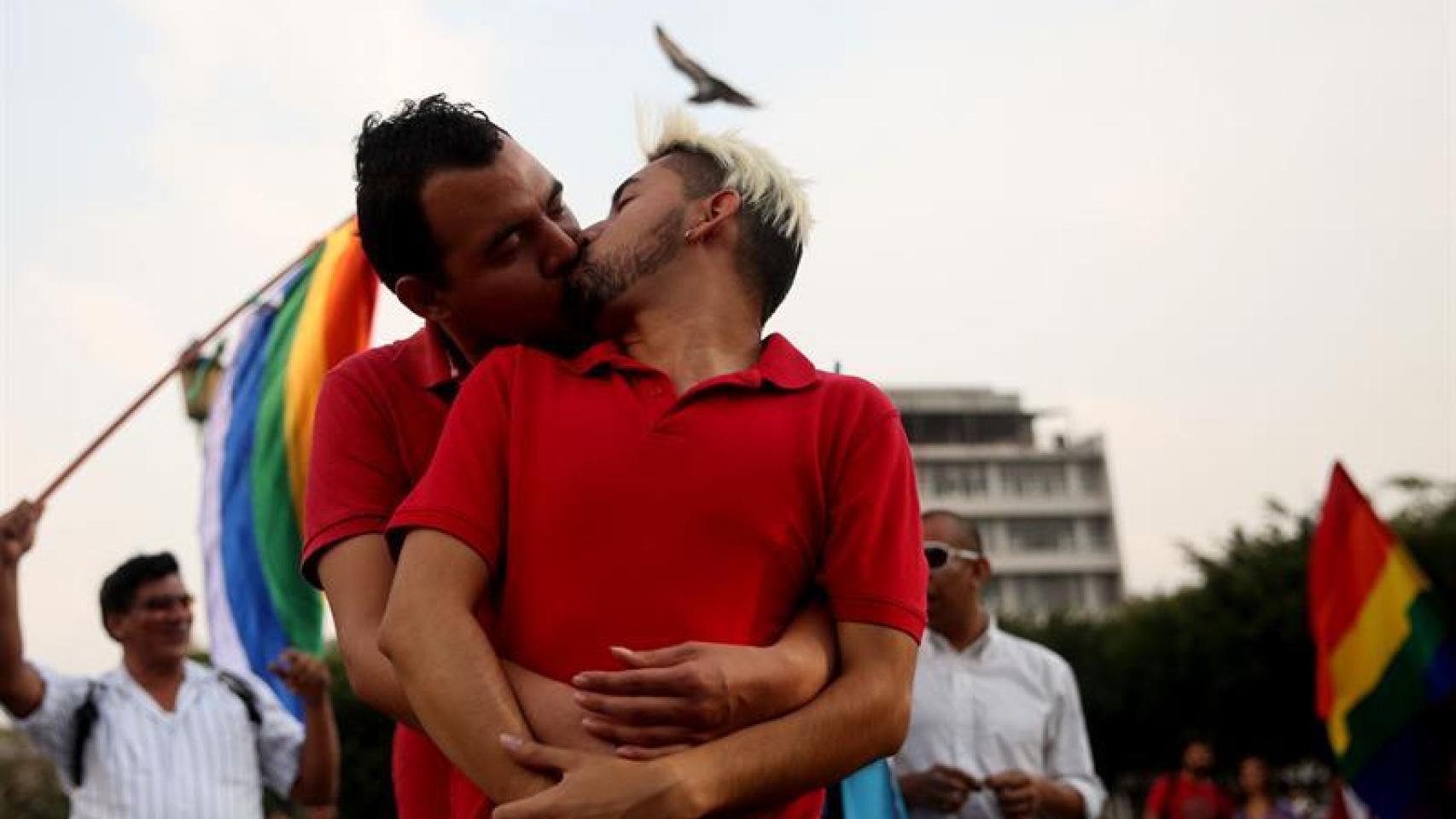 Una pareja se besa en el Parque Central de Ciudad de Guatemala. /