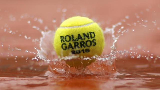 La pelota no bota por la lluvia.