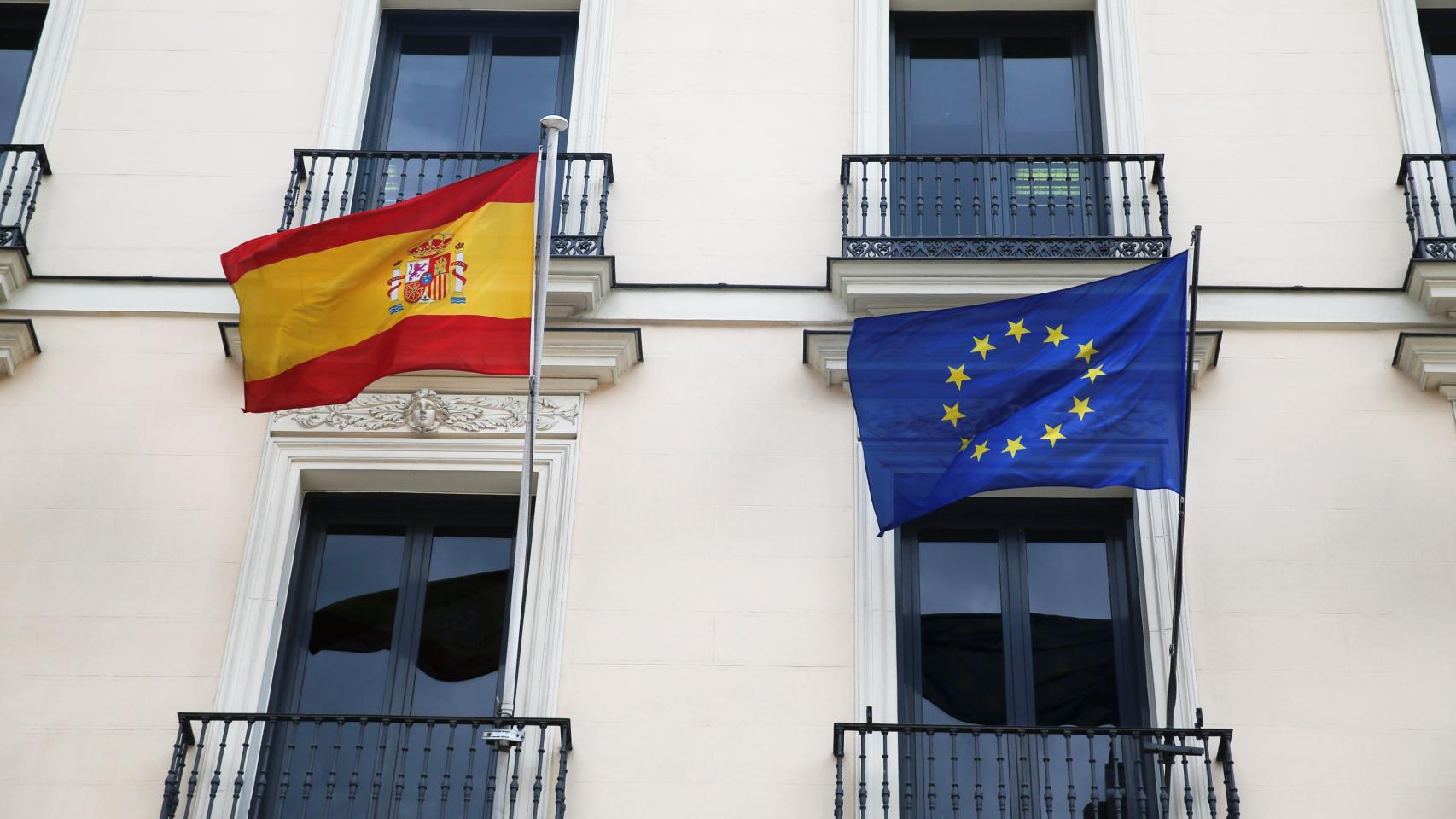 Bandera de la Unión Europea y bandera española/Juan Medina/Reuters