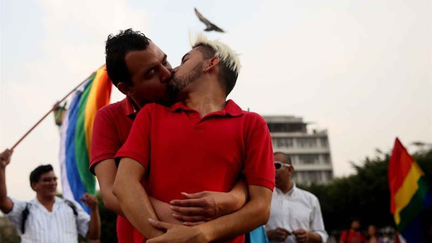 Una pareja se besa en el Parque Central de Ciudad de Guatemala. /