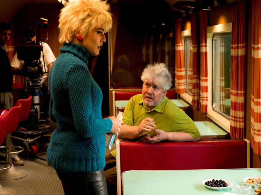 Adriana Ugarte y Pedro Almodóvar en Julieta.