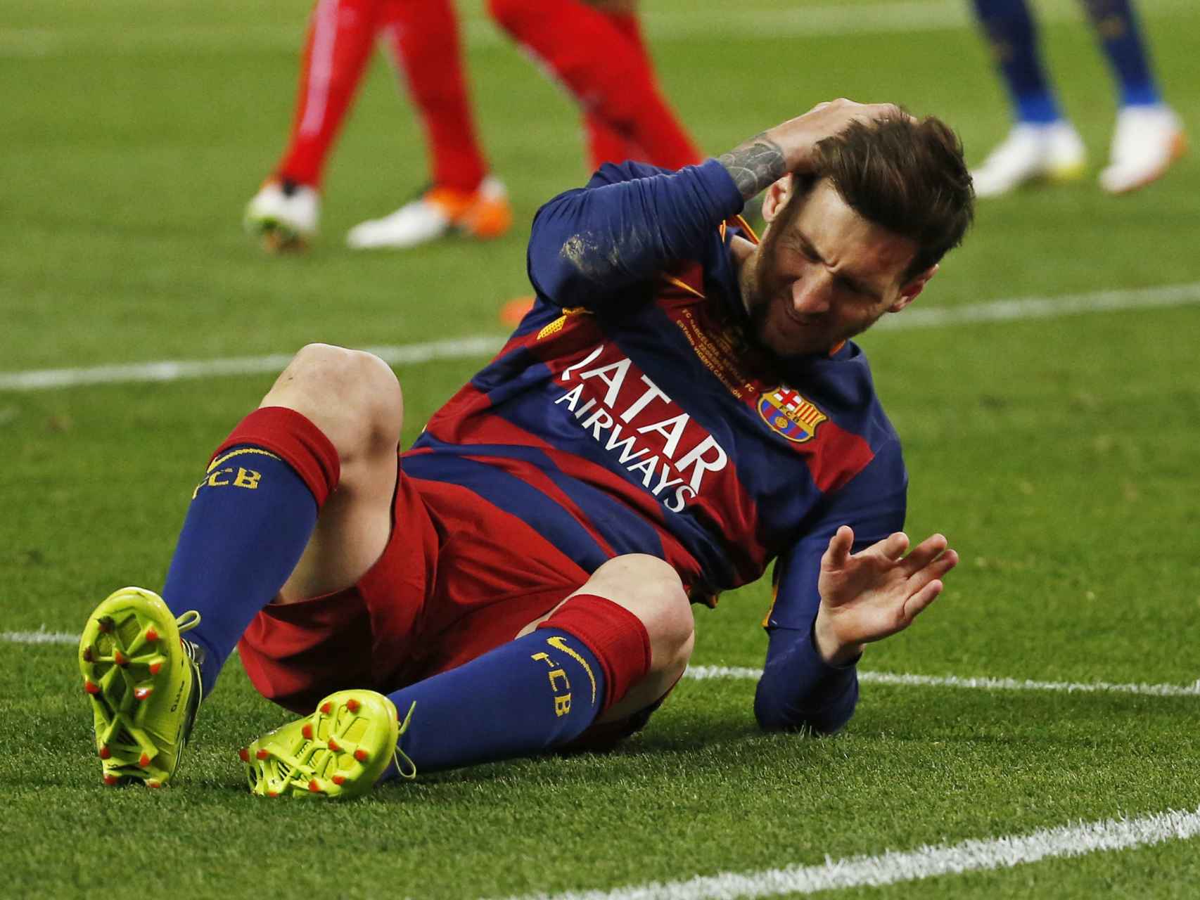 Messi se queja de un golpe en la cabeza.