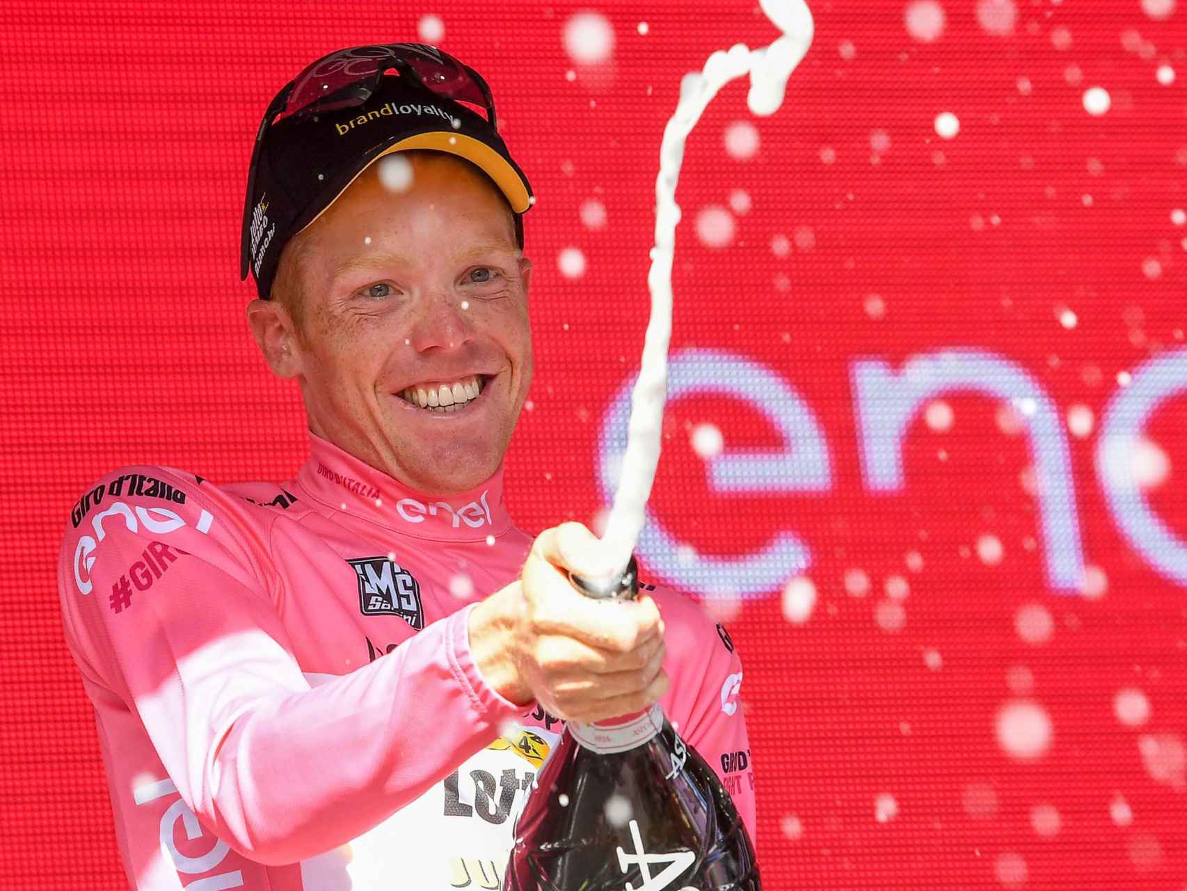 Kruijswijk celebra la maglia rosa en el podio del Giro.