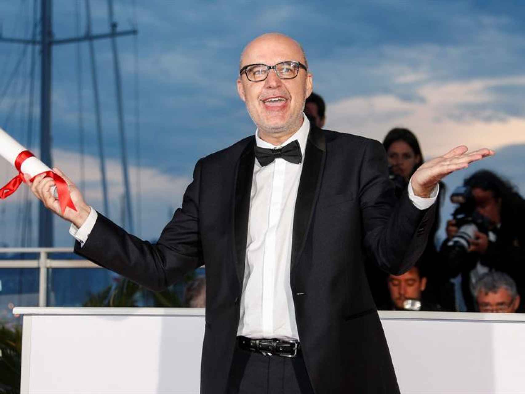 Juanjo Giménez recoge el premio en Cannes.