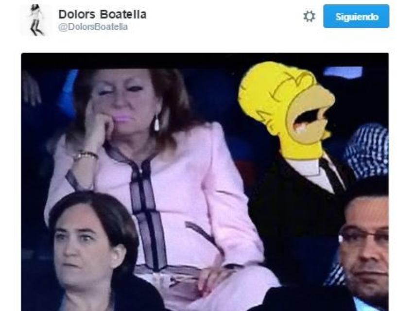 La señora de rosa se aburre estilo Homer Simpson.