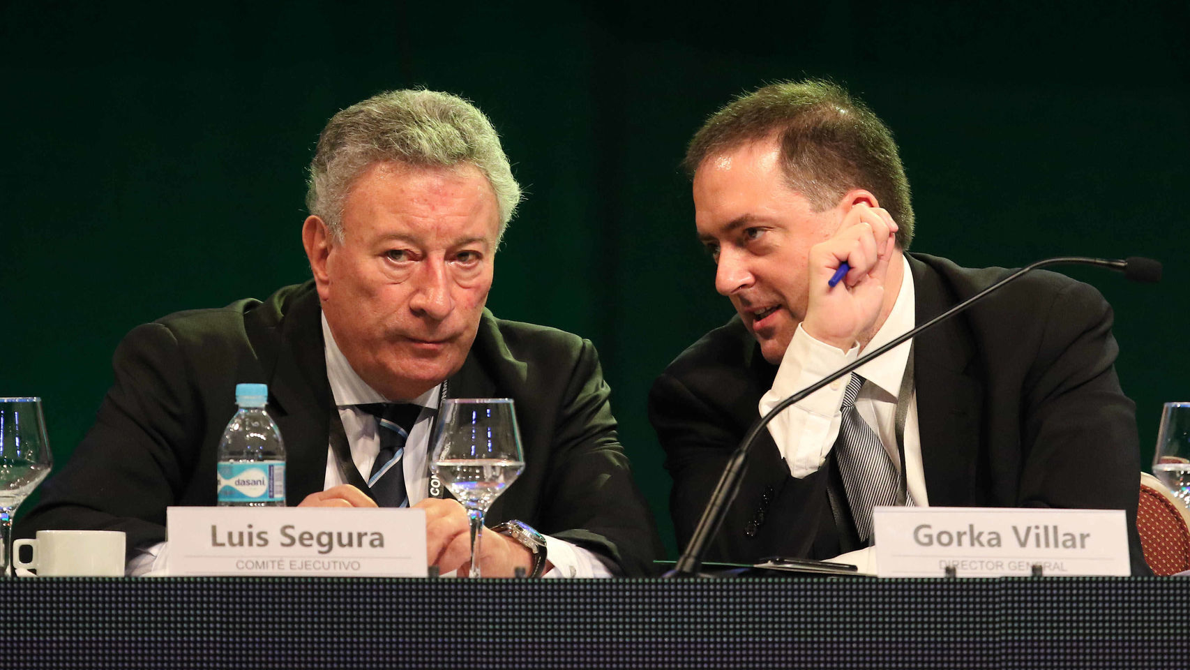 Gorka Villar, con el expresidente de la Asociación del Fútbol Argentino, Luis Segura.