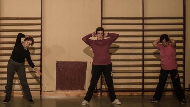 Un grupo de jubiladas haciendo ejercicio.