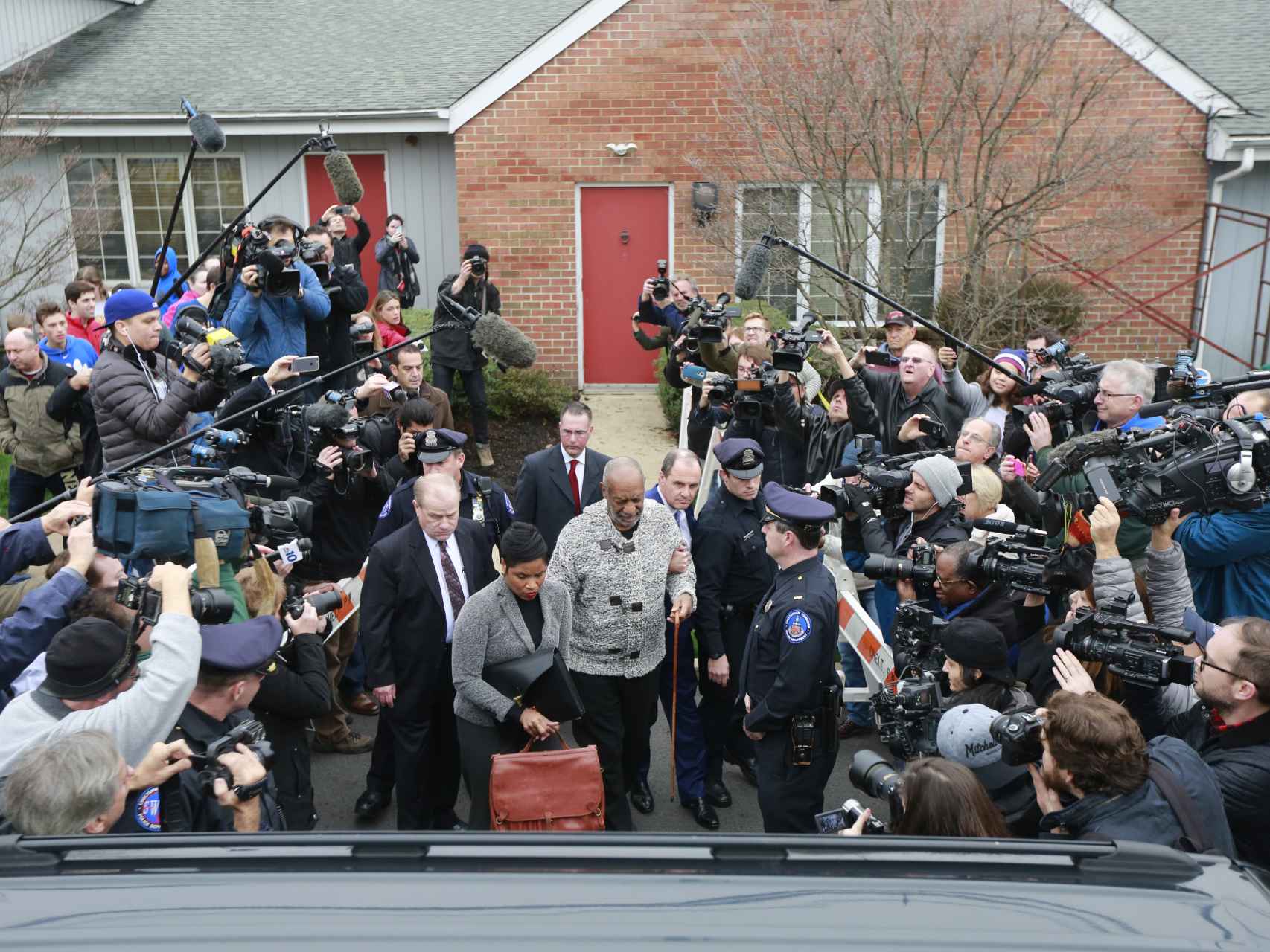 Bill Cosby sale de su casa para comparecer en diciembre de 2015