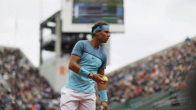 Rafa Nadal se prepara para servir ante Sam Groth.