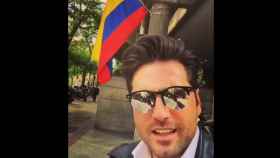 David Bustamante confunde la bandera de Venezuela con la de Colombia