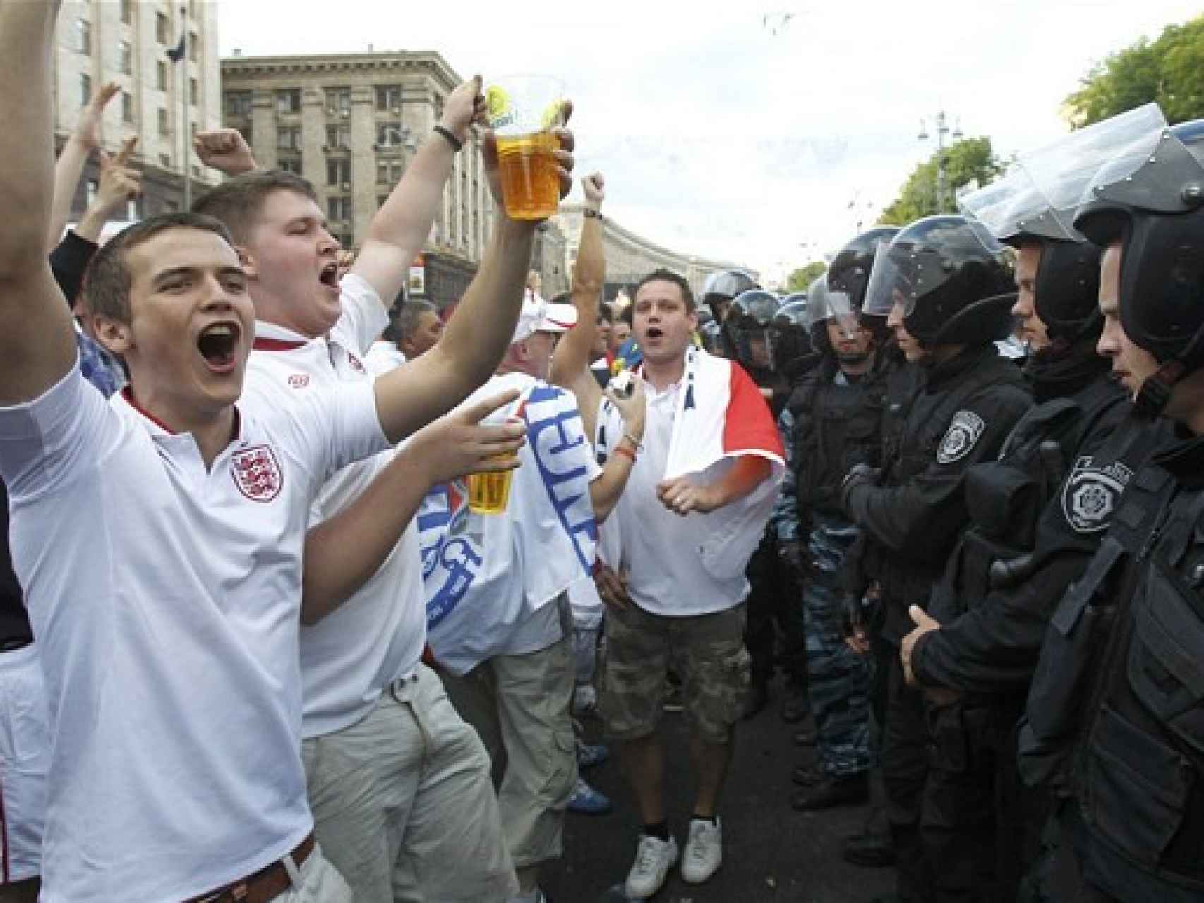 Hinchas ingleses en frente de la Policía durante la última Eurocopa.