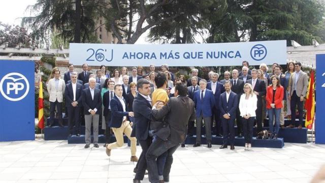 El momento en el que miembros de seguridad detienen al espontáneo.