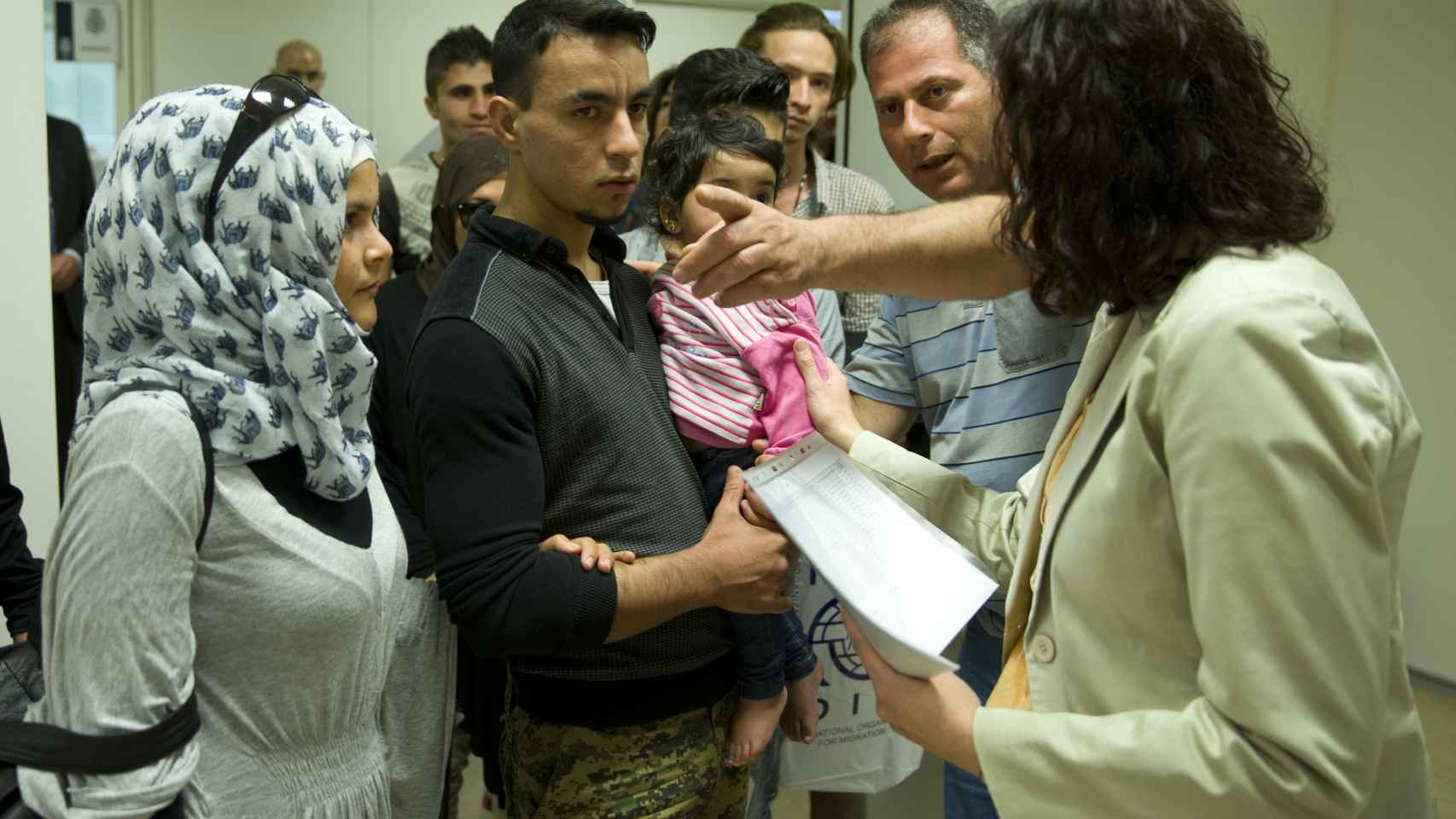 Una familia de refugiados en el aeropuerto de Barajas.