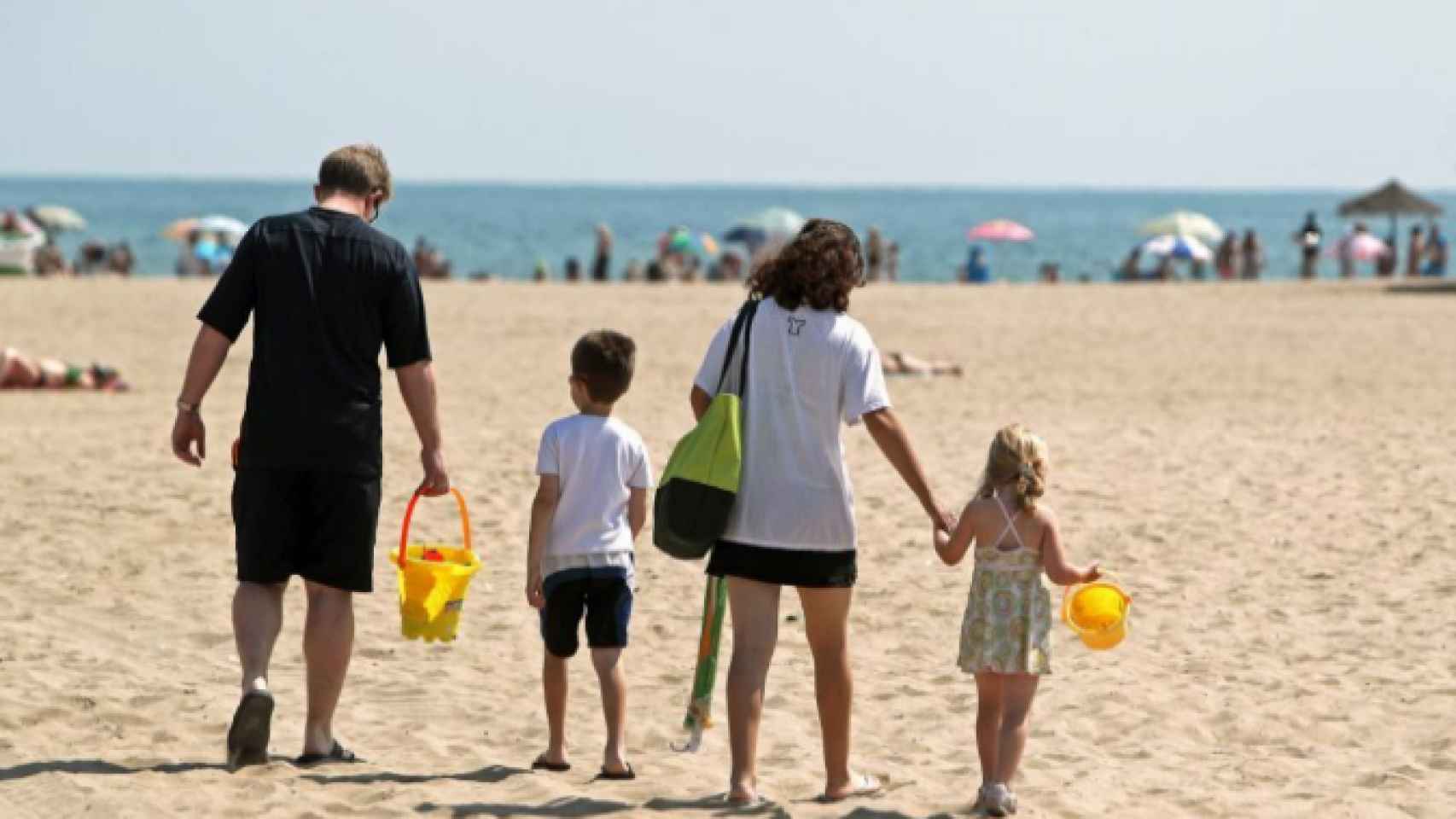 Una familia se dispone a disfrutar de la playa de la Malvarrosa de Valencia