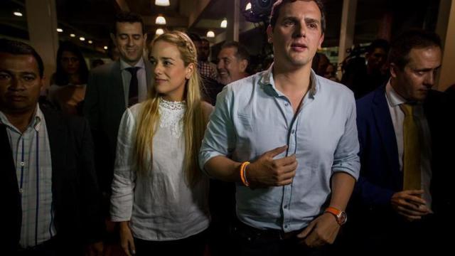 Albert Rivera, recibido en Caracas por la esposa de Leopoldo Lopez, Lilian Tintori.