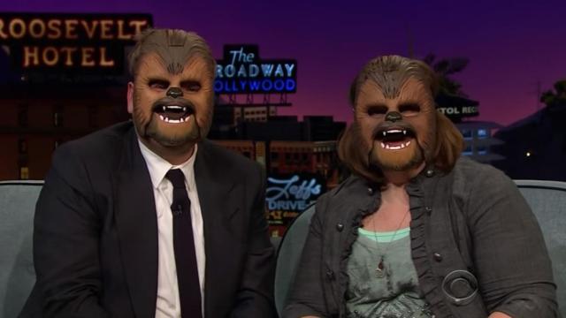 James Corden y Candance Payne con la máscara de Chewbacca