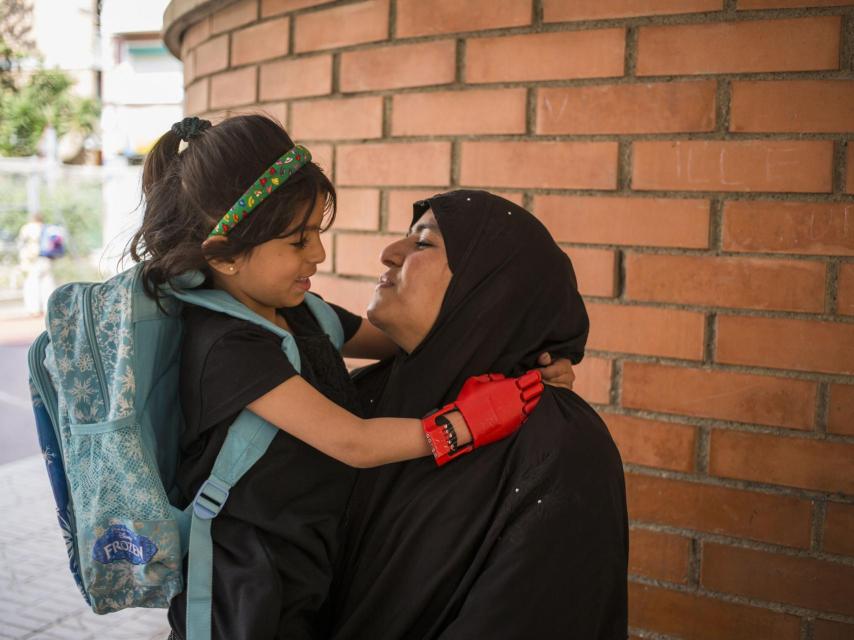 Mariam Sabar junto a su madre a la salida del colegio.