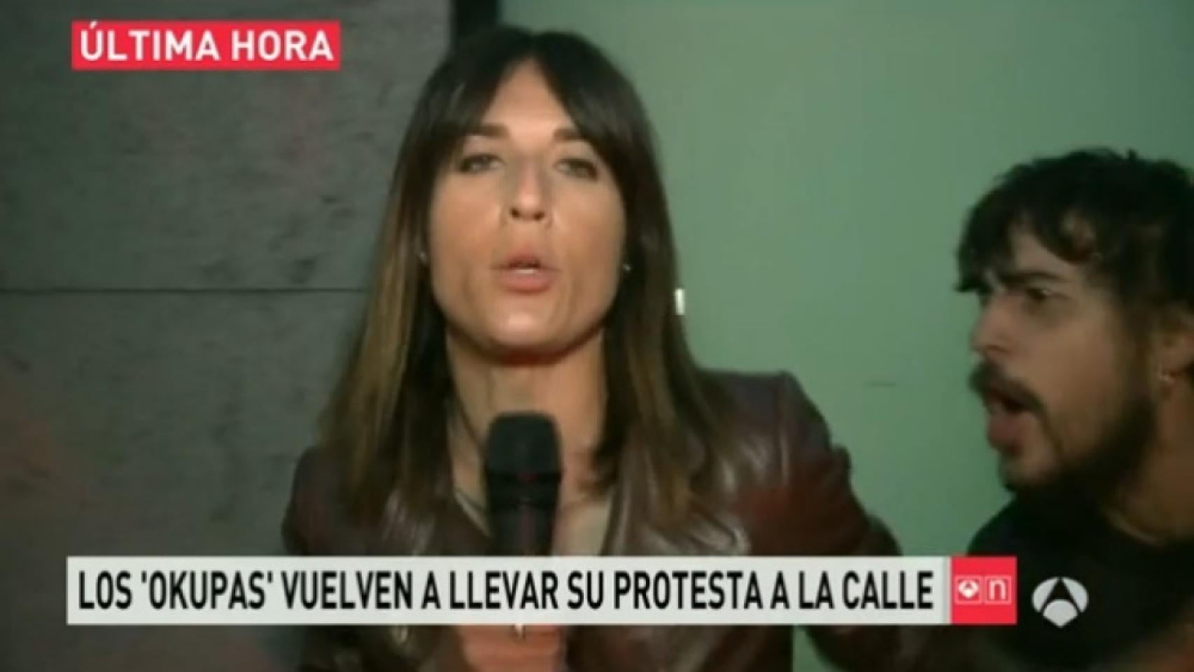 Una periodista de Antena 3, hostigada por uno de los 'okupas' de Barcelona