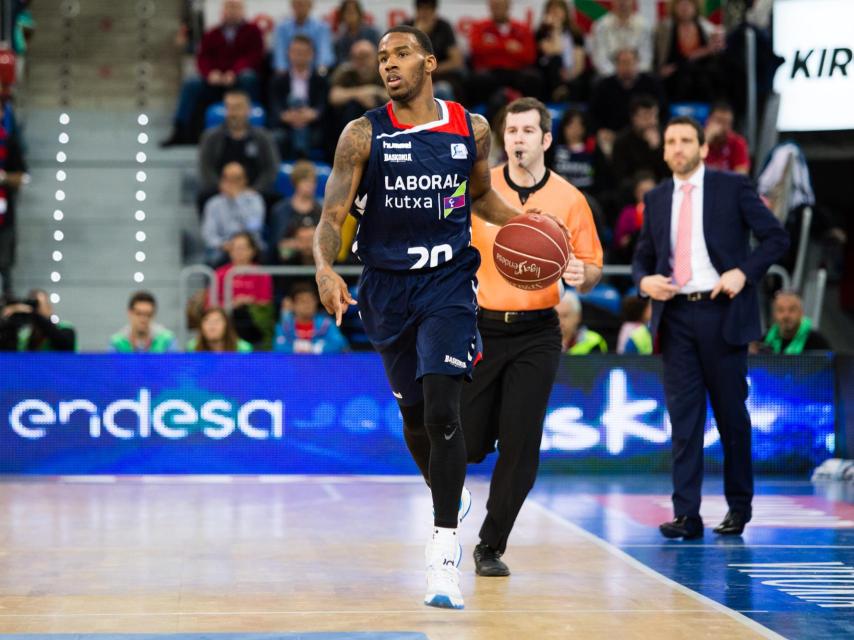 Darius Adams sube la bola en el Baskonia-Manresa.