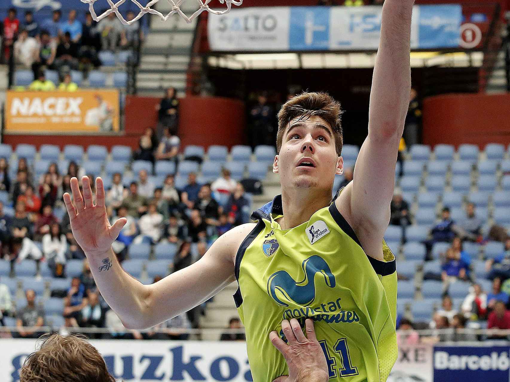 Juancho Hernangómez intenta anotar ante Gipuzkoa Basket.