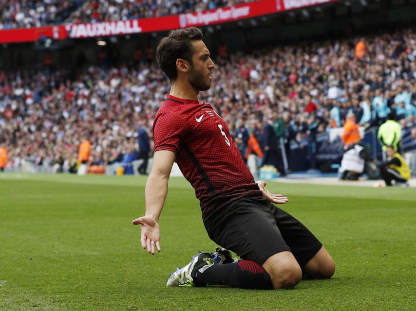 Hakan Calhanoglu celebra el primer gol de Turquía ante Inglaterra.