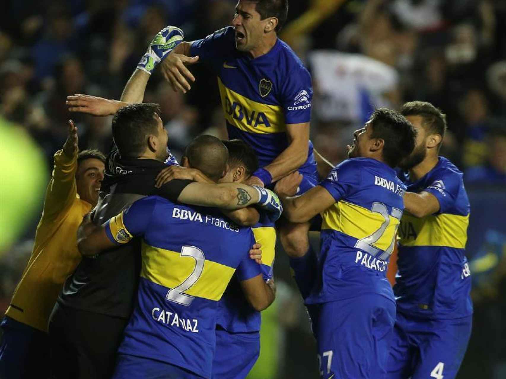 Los jugadores de Boca Juniors celebran un gol.