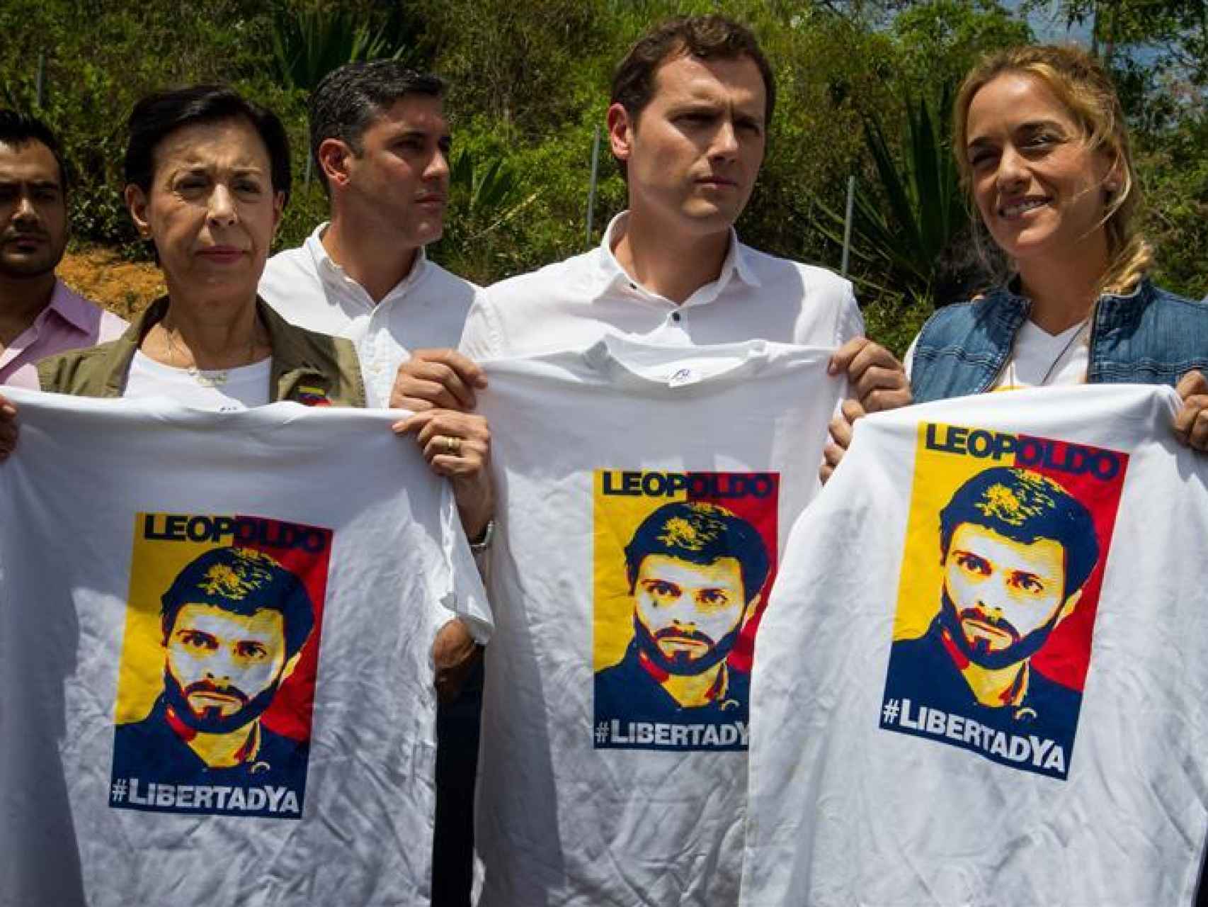 La esposa de Leopoldo López, Rivera y Tintori a las puertas de la prisión donde se encuentra el opositor.