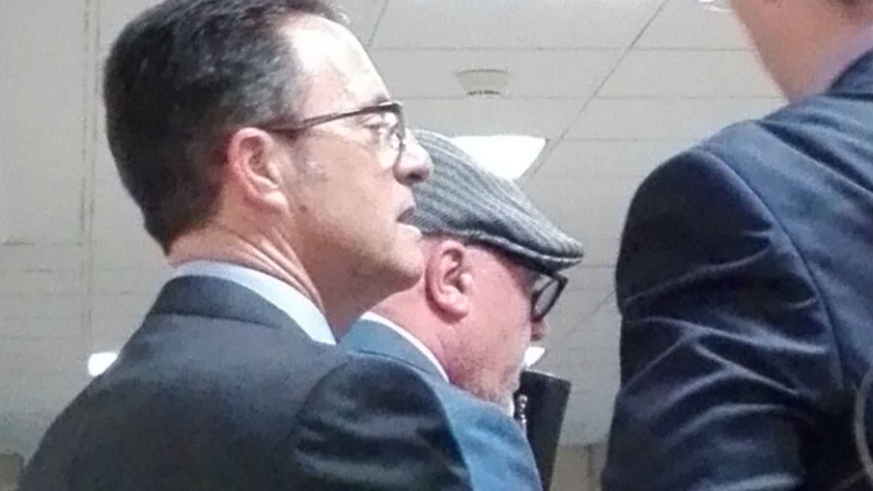 Villarejo, con gorra y gafas, rodeado de guardaespaldas, este lunes en los Juzgados de Madrid.