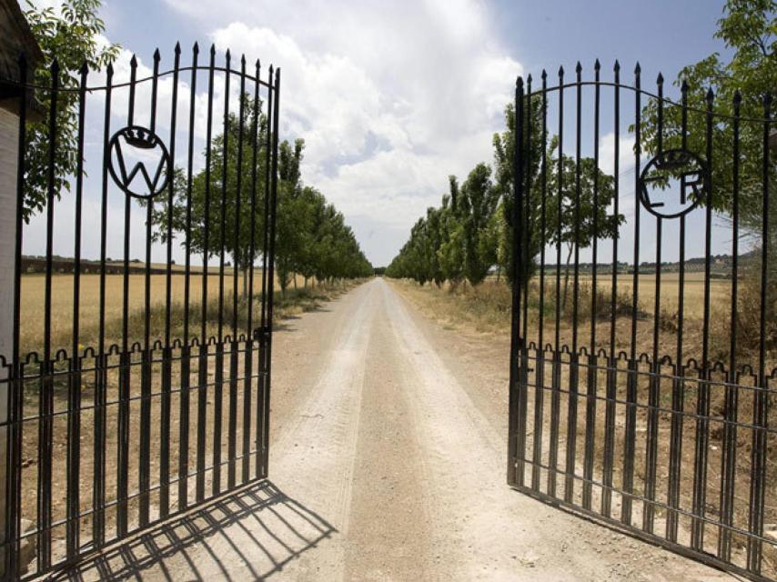 Entrada de la finca de los Wellington en Íllora donde tendrá lugar la boda