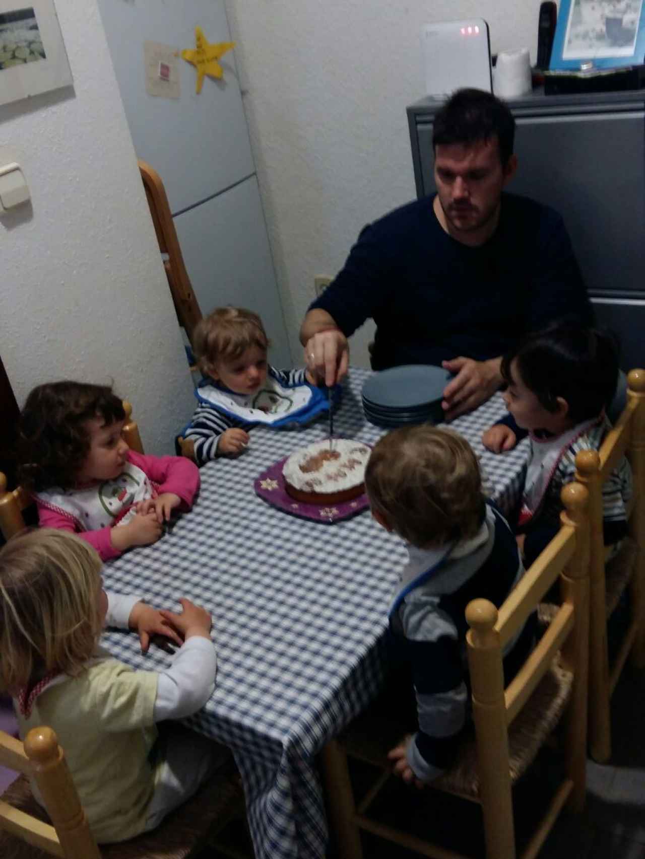 Eduardo Rodríguez cuida a cuatro niños en su casa de La Latina, Madrid.