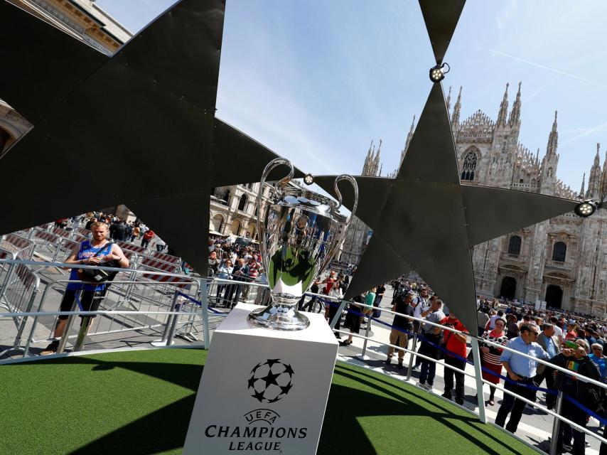 La Champions expuesta en la plaza del Duomo de Milán.