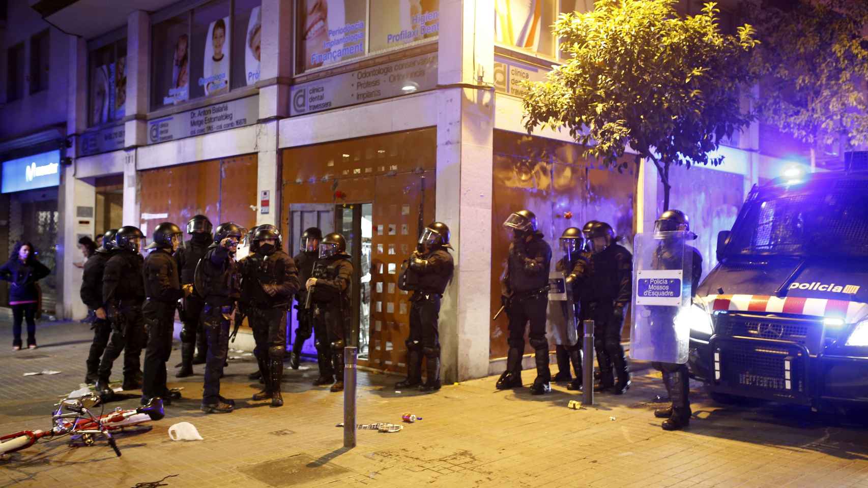 Agentes antidisturbios durante la noche del martes en Barcelona