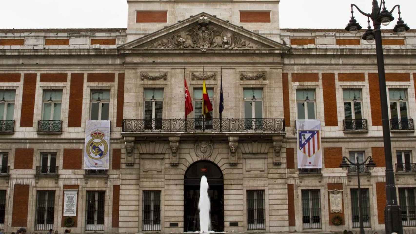 Los escudos colocados en la fachada del Gobierno de la Comunidad de Madrid.
