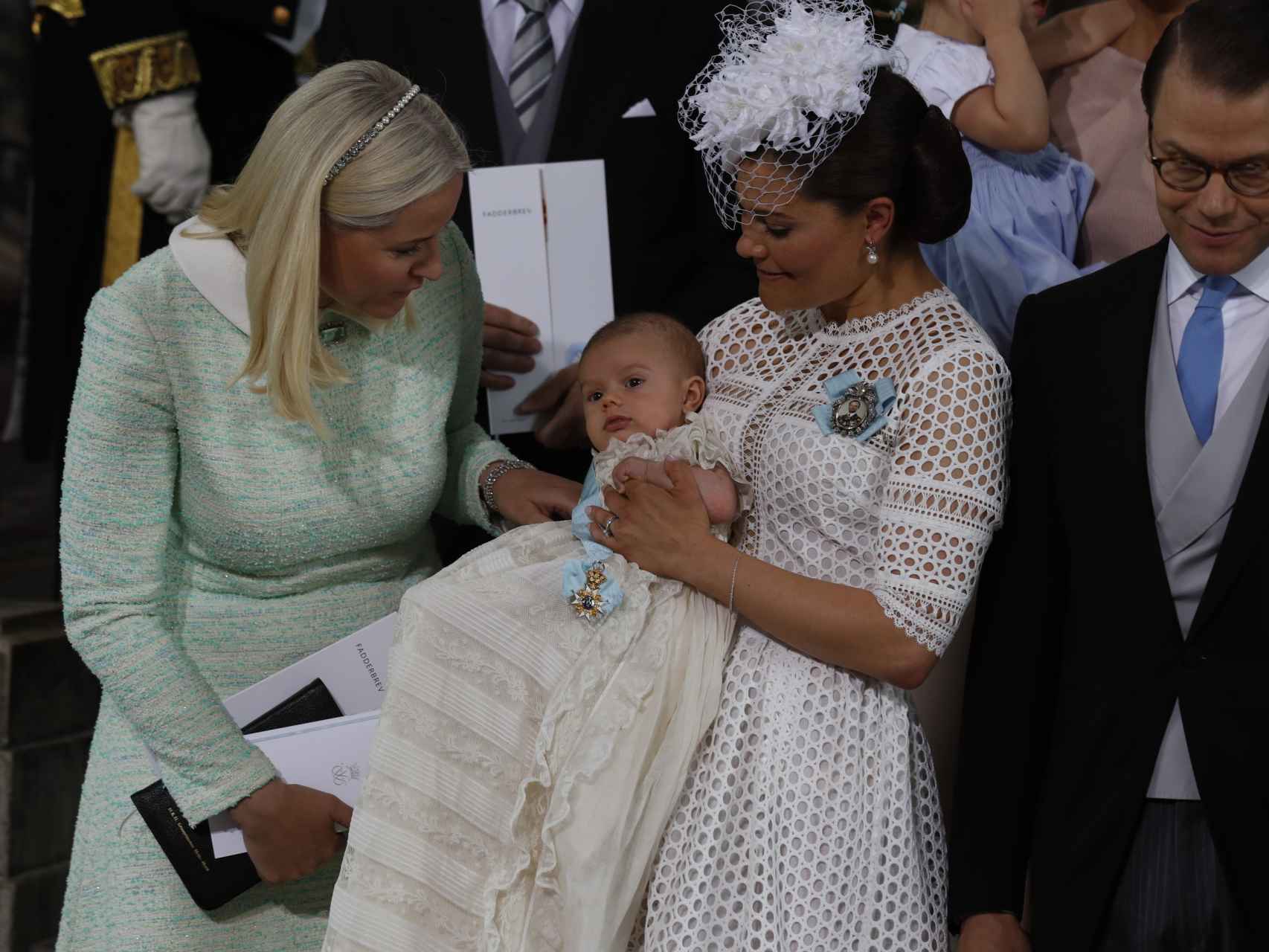 Los príncipes Victoria y Daniel de Suecia con el pequeño Óscar y Mette-Marit