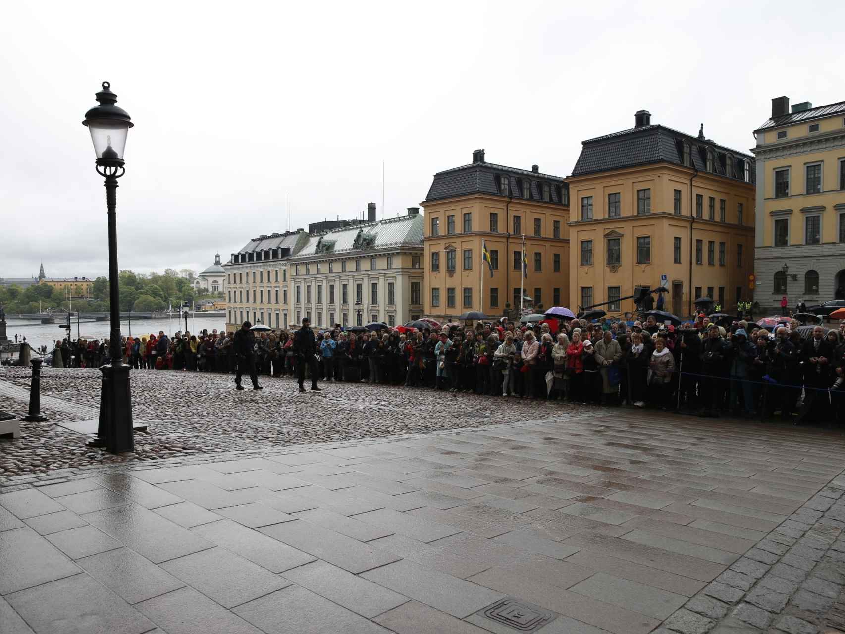 Los suecos en las puertas del Palacio Real para ver de cerca a la Familia Real