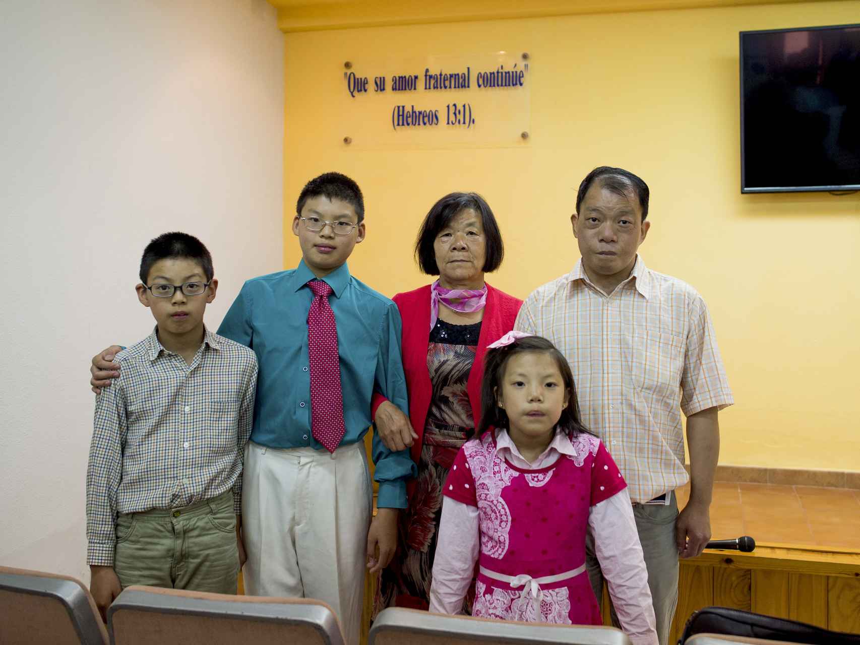La familia Yang acude desde hace unos meses a la congregación de testigos de Coria.