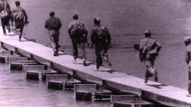 Soldados cruzando el río Ebro durante la Guerra Civil
